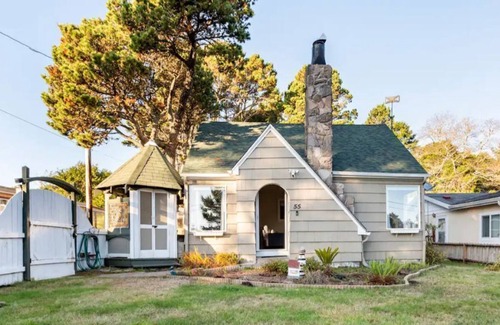 Lincoln Beach House | 3-bedroom cottage w/ hot tub, 5 min walk to beach!