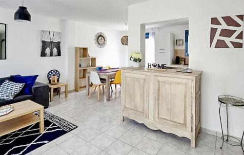 Saint-Gaultier House | 3 Bedroom Cozy Home In Saint-Gaultier