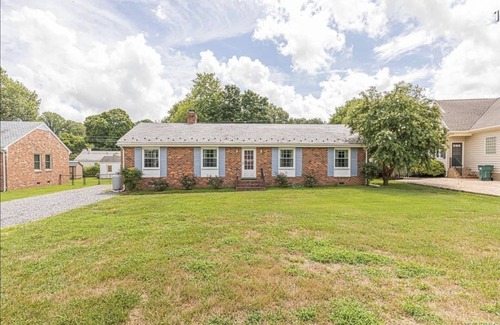 Lakeside House | 3 bedroom cozy yet spacious home w/in-ground pool
