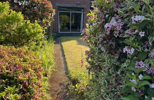 Dundonald House | 3-bedroom detached house in Belfast with large garden & parking