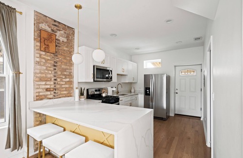 Pilsen Apartment | 3-Bedroom Duplex Luxury Apartment with King Suite
