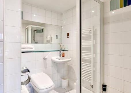 Shaftesbury Apartment | 3 bedroom duplex, terrace, parking