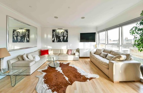 Shaftesbury Apartment | 3 bedroom duplex, terrace, parking