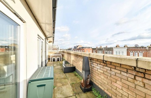 Shaftesbury Apartment | 3 bedroom duplex, terrace, parking