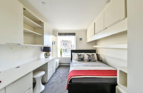 Shaftesbury Apartment | 3 bedroom duplex, terrace, parking