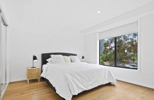 Hughesdale Apartment | 3 bedroom family apartment near Chadstone