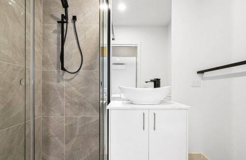 Hughesdale Apartment | 3 bedroom family apartment near Chadstone