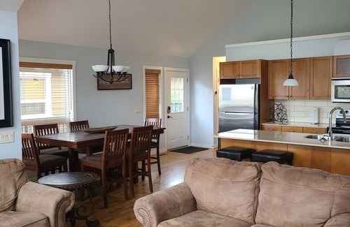 Central Okanagan House | 3 Bedroom Family Cottage Escape - Mellow Yellow