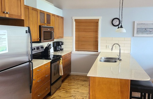Central Okanagan House | 3 Bedroom Family Cottage Escape - Mellow Yellow