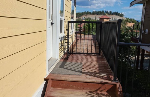 Central Okanagan House | 3 Bedroom Family Cottage Escape - Mellow Yellow