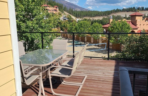 Central Okanagan House | 3 Bedroom Family Cottage Escape - Mellow Yellow