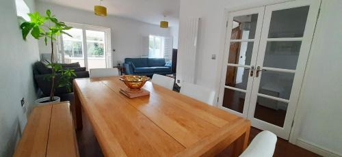 Greenhill House | 3-Bedroom Family Home. Just 5 Mins From The Beach!