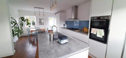 Greenhill House | 3-Bedroom Family Home. Just 5 Mins From The Beach!