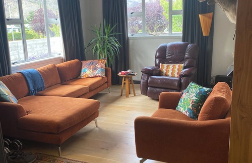 Lowburn House | 3 bedroom family home, located in old Cromwell just 200 metres from the lake.