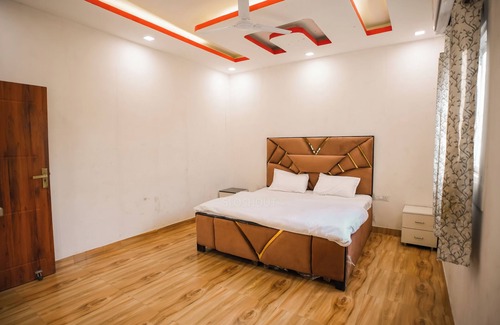Noida Other | 3-bedroom farmhouse in charming Noida with WiFi, AC and 24 hour caretaker.