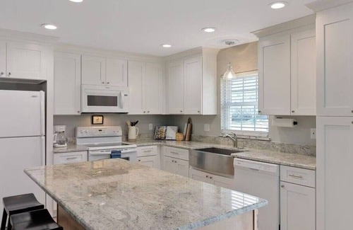 Fellowship Other | 3 bedroom farmhouse in pleasant Ocala within walking distance to the WEC