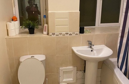 Cradley Apartment | 3 bedroom flat, 2 minutes drive to longbridge, Birmingham train station,