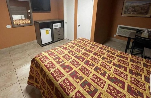 Victorville House | 3 Bedroom Full Property 2 Queen beds and 2 Single Queen beds