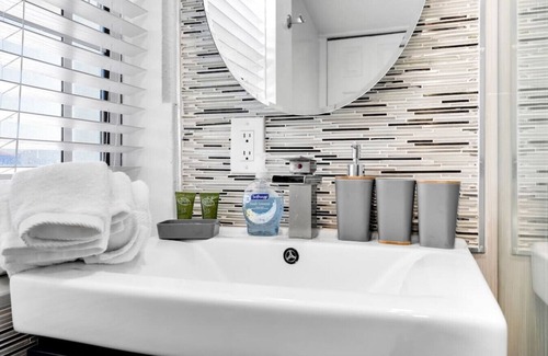 Driftwood House | 3-Bedroom Glamour: Iconic Hollywood Pool Home