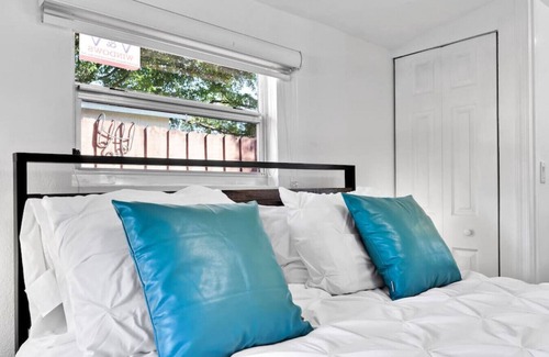Driftwood House | 3-Bedroom Glamour: Iconic Hollywood Pool Home