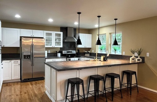 Eatonville House | 3-bedroom Guest Suite in tranquil Eatonville with hot tub!