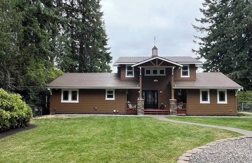 Eatonville House | 3-bedroom Guest Suite in tranquil Eatonville with hot tub!