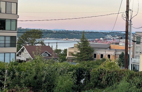 New Tacoma Apartment | 3 Bedroom Historic Apartment in Tacoma - Stadium District