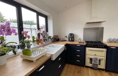 Hove House | 3 Bedroom Home at Hove with Garden & Cats