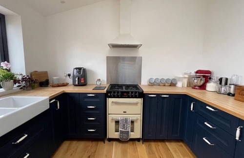 Hove House | 3 Bedroom Home at Hove with Garden & Cats