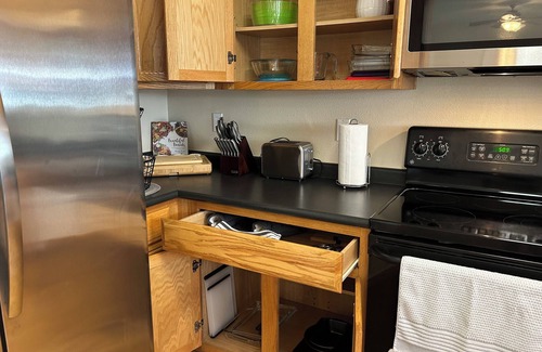 Aurora House | 3 bedroom home by airport. Short drive to Anschultz Medical Center.