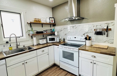 Somers House | 3-bedroom home by Flathead Lake with AC, WiFi, fenced in backyard, Pet Friendly