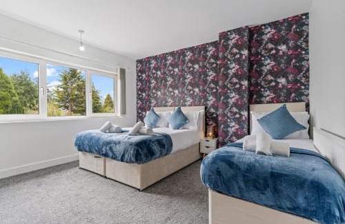 Hall Green House | 3 Bedroom Home Driveway King Beds Nr Solihull, Edgbaston, Digbeth, HS2 sites, NEC, M42 & Lots more- Central Birmingham