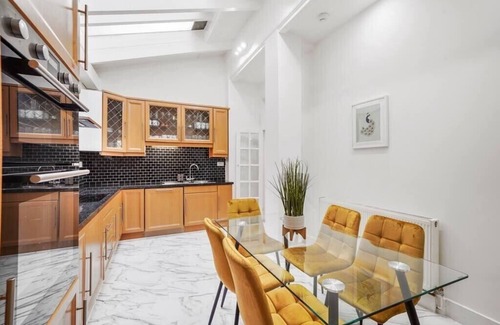 Queen's Gate House | 3-Bedroom Home Near Hyde Park