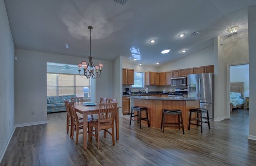 Duval House | 3 BEDROOM HOME GREAT LOCATION 4 SEAT GAS CART NEAR LAKE SUMTER LANDING