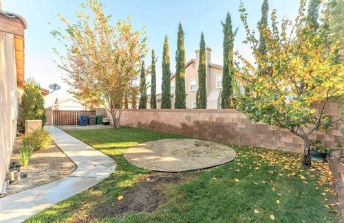 Palmdale House | 3 Bedroom Home Great Area Near Shops & Restaurants!
