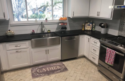 Tallahassee House | 3-bedroom home in Tally with yard & garage, 4 miles from FSU, FAMU, & Capital