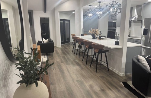 North Arlington House | 3 bedroom home near Arlington Entertainment District amongst the TOWERING OAKS!