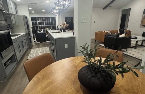 North Arlington House | 3 bedroom home near Arlington Entertainment District amongst the TOWERING OAKS!