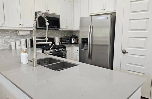 Cherrywood House | 3 Bedroom Home Near Downtown