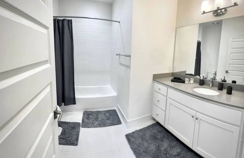 Cherrywood House | 3 Bedroom Home Near Downtown