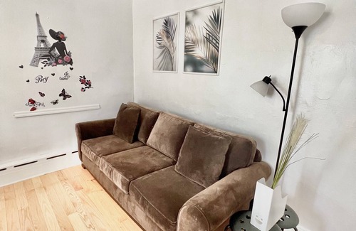 Auburndale House | 3-bedroom home (with Free-Parking) 10mins to LGA & 20mins to JFK
