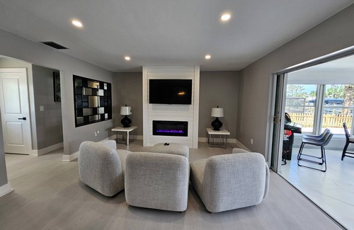 Mid Island House | 3-bedroom house in awesome Fort Myers Beach with AC