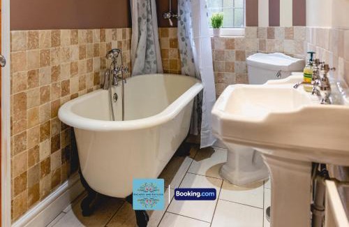 Birmingham Apartment | 3 Bedroom House By Escape & Estates Short Lets & Serviced Accommodation Birmingham With Patio & Garden