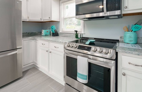 Hurwood Heights House | 3 Bedroom house close to downtown and the airport with an amazing deck.