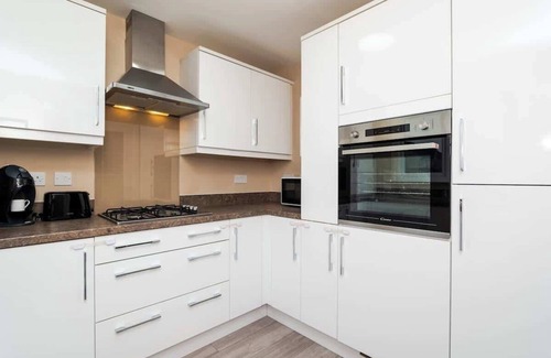 Bonnyrigg House | 3 Bedroom House-Private Parking
