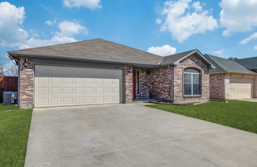 South Arlington House | 3-bedroom house in DFW I Epic Central I Cowboys ATT Stadium