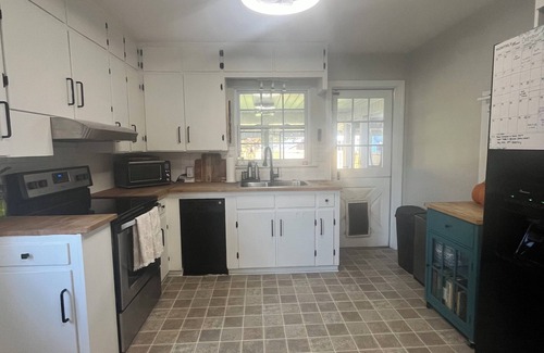 Winston - Salem House | 3-bedroom house in the popular Ardmore neighborhood. Pets welcome!