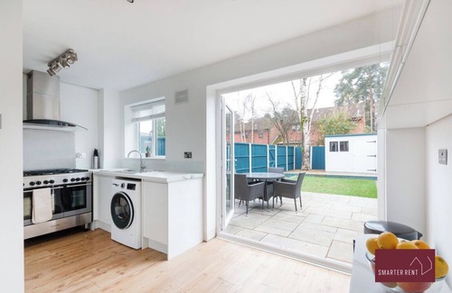 Bracknell House | 3 Bedroom House in Bracknell with garden
