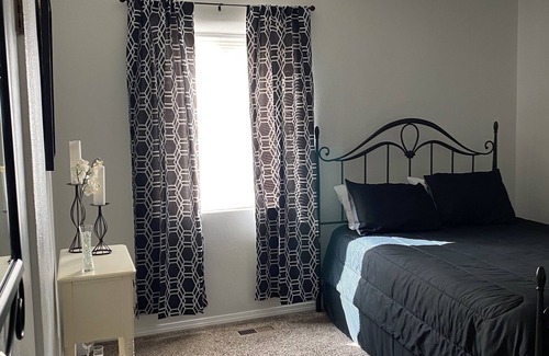 Polvadera House | 3-bedroom house in brilliant Socorro with WiFi, refrigerated air