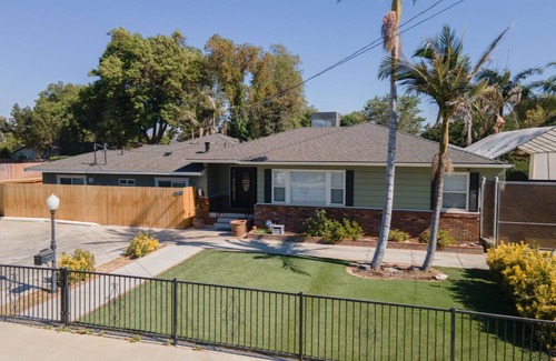 Arlington House | 3-bedroom house in charming Riverside with AC & Pool near CBU, Parkview & 91 fwy